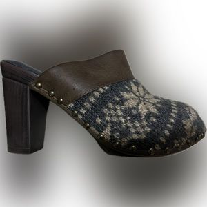 MUK LUKS - Mules.  Woven, molded heel, fur. Sz. 39 (8.5-9)